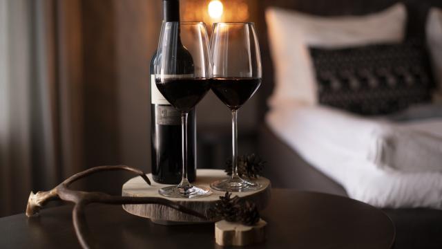 Lapland Hotels Bulevardi room service red wine